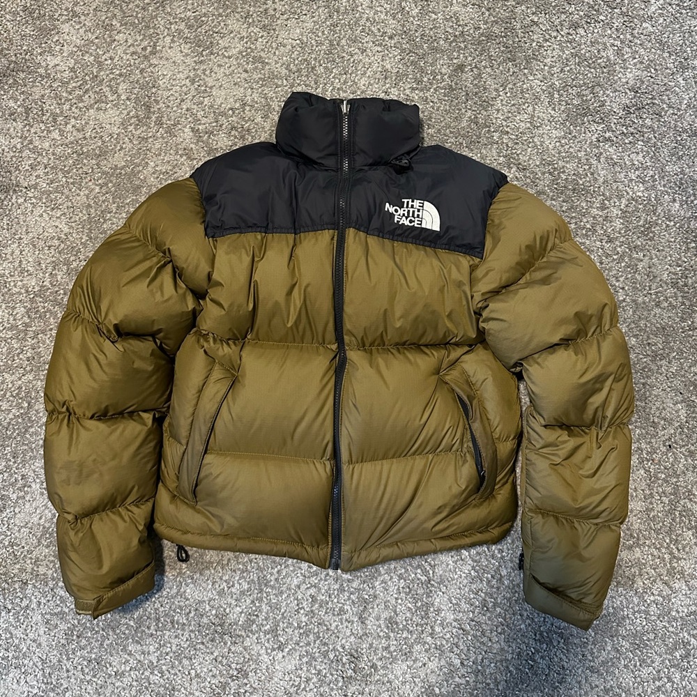 Jacket tnf nuptse . Good condition, No holes, no stains men’s size xs